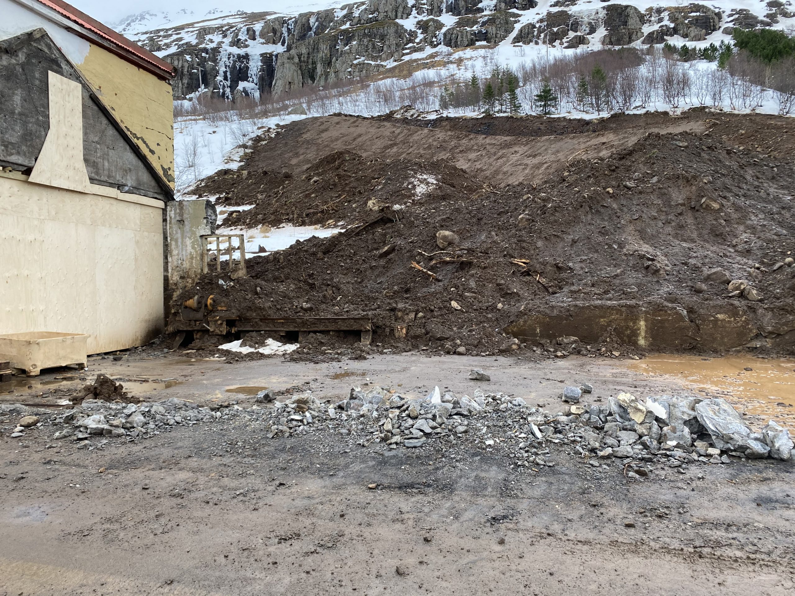 Seyðisfjörður: Hreinsunarstarf og vöktun